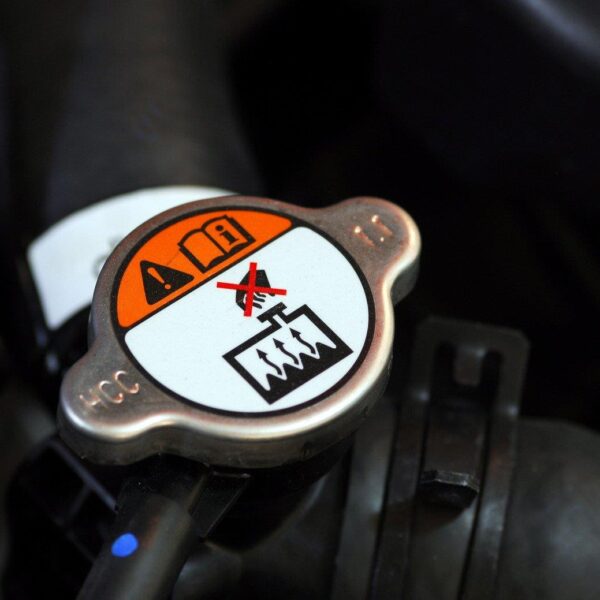 Czy można dolewać wody do płynu chłodniczego?