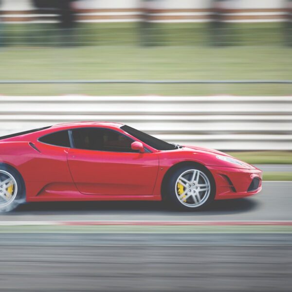 Historia supersamochodów: od Ferrari po Bugatti.