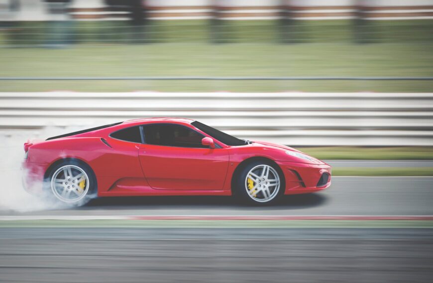 Historia supersamochodów: od Ferrari po Bugatti.