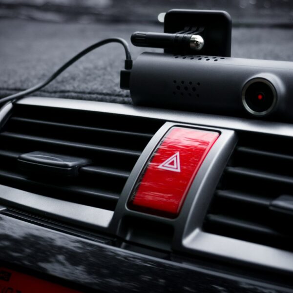 Nowoczesne systemy bezpieczeństwa: Jak działają i które warto mieć w swoim samochodzie?