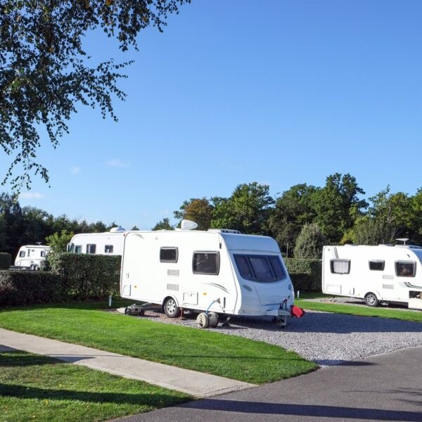 Lekka przyczepa kempingowa – rewolucja w świecie caravaningu