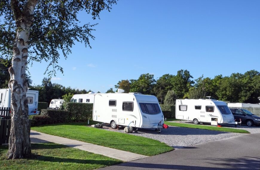 Lekka przyczepa kempingowa – rewolucja w świecie caravaningu