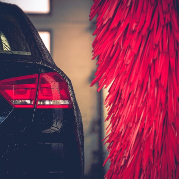 Przewodnik po wyborze samochodów sportowych dla początkujących entuzjastów prędkości.