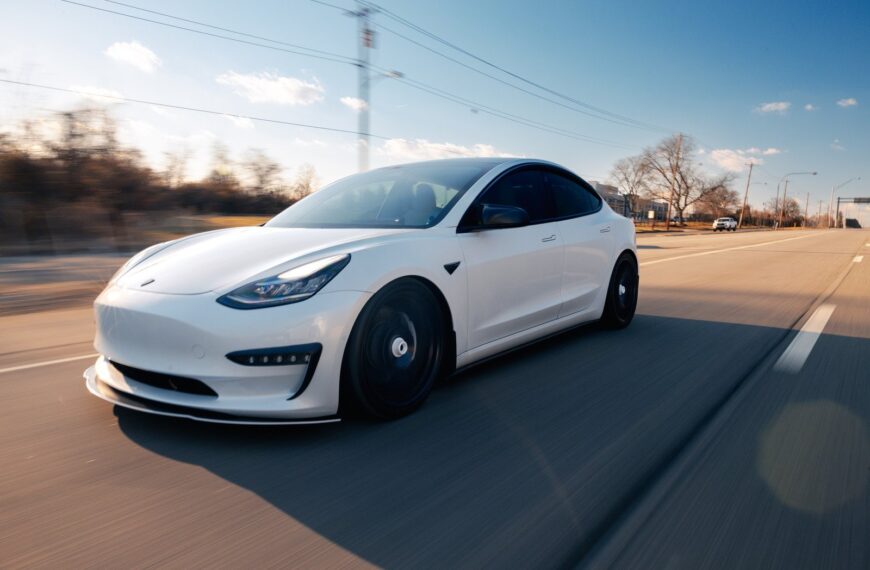 Historia marki Tesla: Od wizji Elona Muska po dominację na rynku aut elektrycznych.