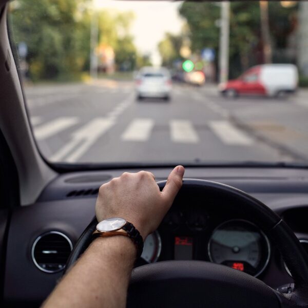 Jak zwiększyć bezpieczeństwo pieszych w miastach dzięki nowoczesnym technologiom motoryzacyjnym?