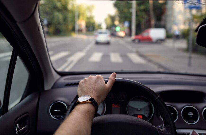 Jak zwiększyć bezpieczeństwo pieszych w miastach dzięki nowoczesnym technologiom motoryzacyjnym?