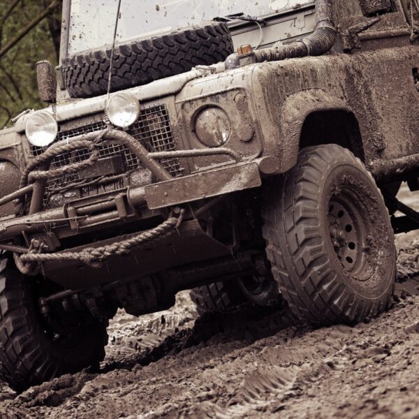 Najlepsze samochody terenowe na ekstremalne wyprawy – przegląd najnowszych modeli.