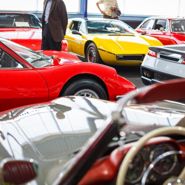 Modyfikacje aut sportowych: jak poprawić osiągi bez utraty homologacji drogowej?