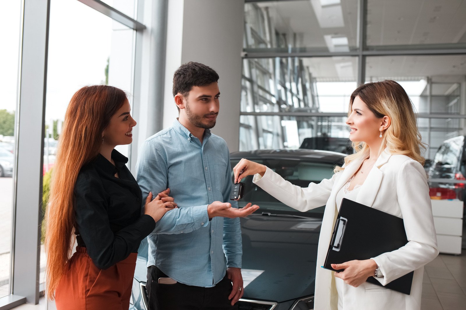 Poradnik dla nowych właścicieli: jak przygotować się do pierwszego zakupu auta elektrycznego.