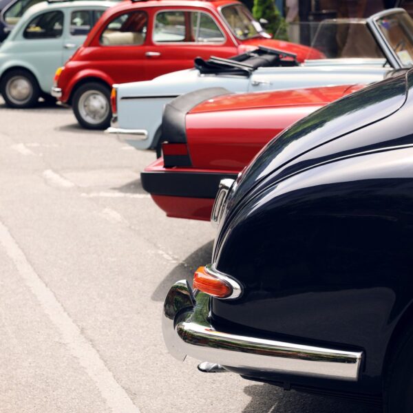 Samochody retro: jak klasyczne modele zyskują nowe życie dzięki nowoczesnym technologiom.