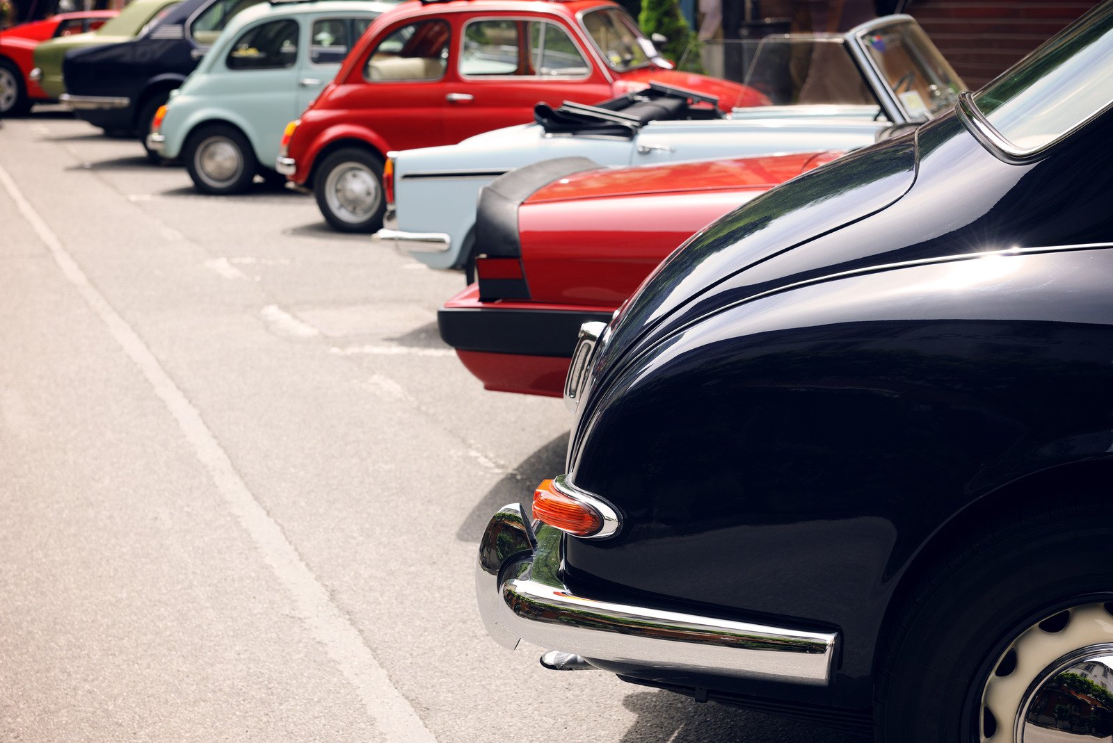 Samochody retro: jak klasyczne modele zyskują nowe życie dzięki nowoczesnym technologiom.