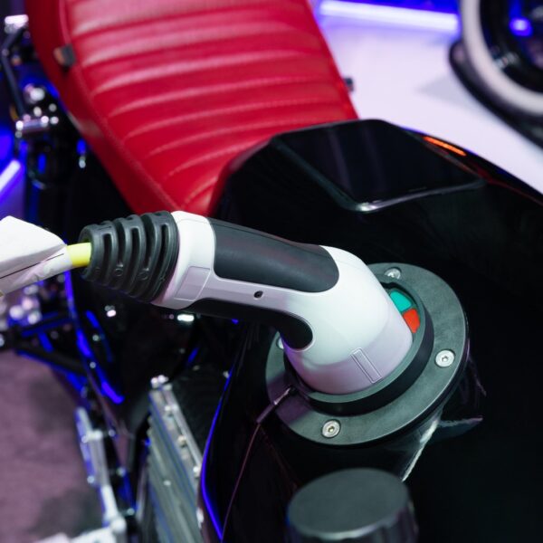 Nowe technologie w motocyklach elektrycznych: co czeka entuzjastów jednośladów?