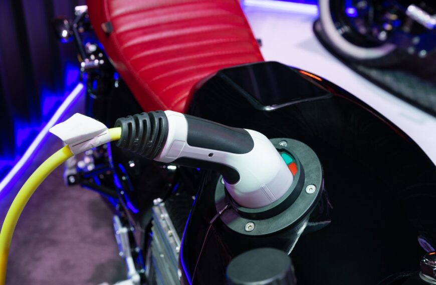 Nowe technologie w motocyklach elektrycznych: co czeka entuzjastów jednośladów?