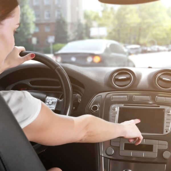 Jak sztuczna inteligencja wpływa na rozwój systemów infotainment w samochodach?