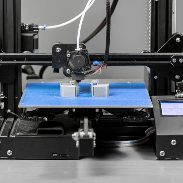 Przegląd zastosowań druku 3D w branży motoryzacyjnej: od prototypów do części zamiennych.