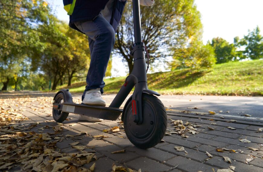 Mikro-mobilność a motoryzacja: jak hulajnogi elektryczne i rowery zmieniają ruch w miastach.