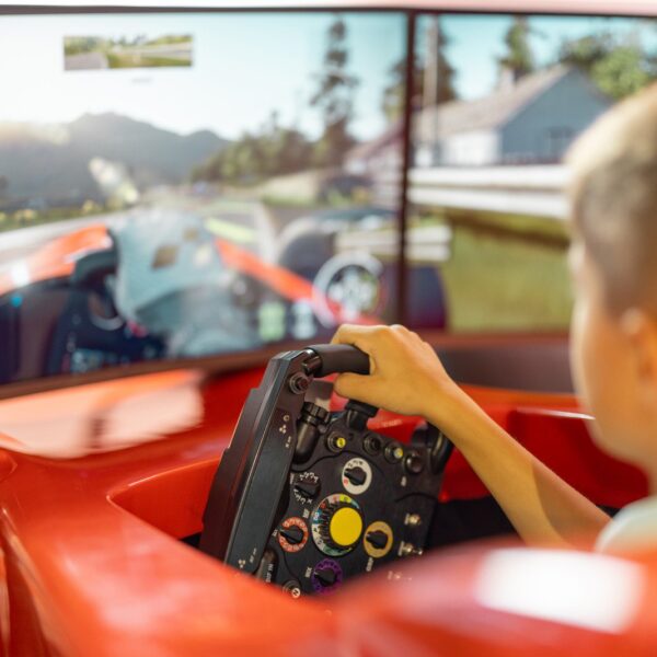 Rola symulatorów jazdy w szkoleniu kierowców: przyszłość edukacji w motoryzacji.